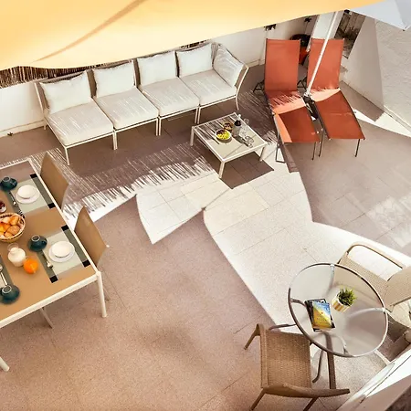 - Private Spacious Sunlit Patio Holiday home