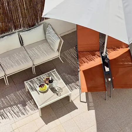 Holiday home - Private Spacious Sunlit Patio *