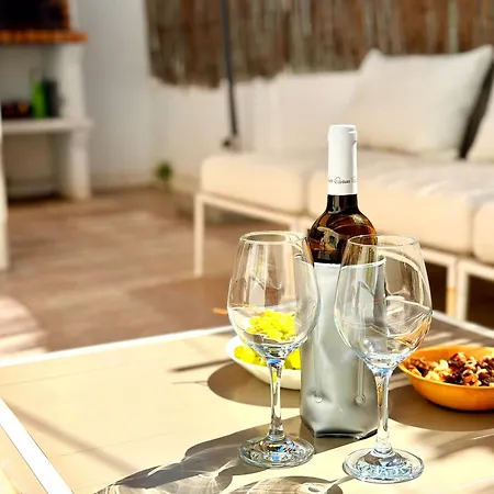 - Private Spacious Sunlit Patio Vakantiehuis